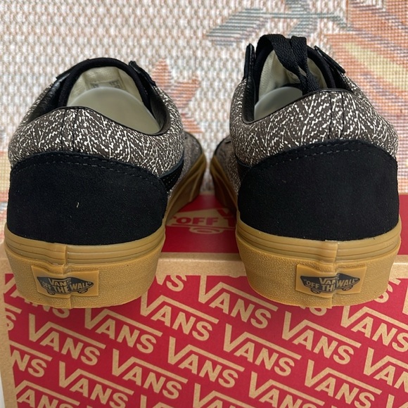 Vans Men’s Old Skool
Herringbone Black/Brown
VN000CP5YS8
Sneakers - Picture 16 of 16